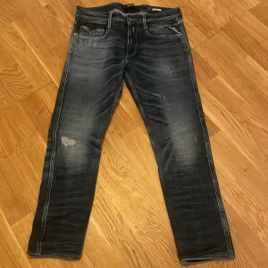 Replay Jeans - Säljer de snyggaste Replay Anbass jeansen med sjukt snygga slitningar. Sitter slim, modellen på bilden är ca 180, skulle säga att de passar vid 170-180. Bara 499 kr för dessa! Skriv vid minst funderingar!!