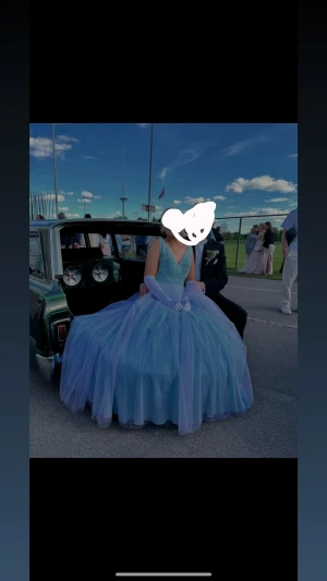 Ljusblå balklänning med snörning - Drömmig ljusblå balklänning med v-ringad spetsliv, öppen rygg och snörning bak. Kjolen är riktigt voluminös i flera lager tyll som ger en prinsesskänsla. Perfekt för bal eller student. Klänningen är ärmlös och har en elegant, klassisk siluett. Handgjord dessutom så du blir den ända men den klänningen🌸