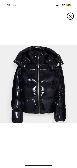 Marinblå jacka från Tommy Hilfiger - Snygg marinblå och varm vinterjacka från Tommy Hilfiger.  Jackan är sparsamt använd, inga defekter! Storlek L men skulle säga att den passar som en oversize jacka för storlek s/m. Nypris någonstans mellan 3000-5000 kr. De två första bilderna är hämtade från hemsida, resterande är mina. Jackan säljs inte längre som ny