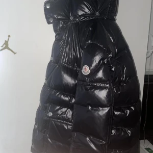 Moncler jacka - Moncler jacka.  inga skador och är i gott skick.  Detta är en gammal modell från Moncler som inte längre går att köpa i butik.  Jackan är i storlek S