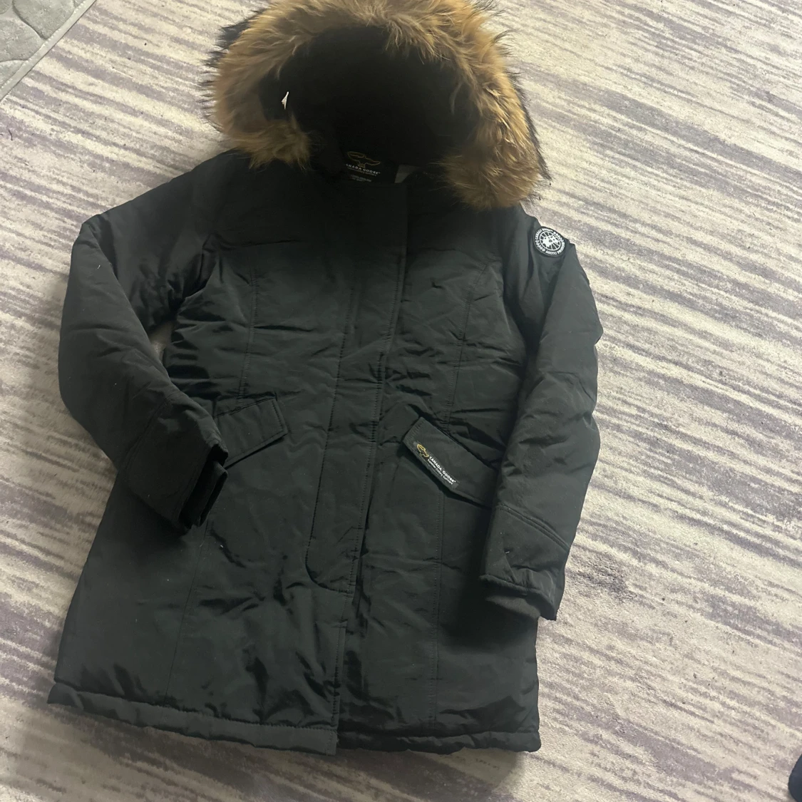 Svart parkasjacka med päls från Canada goose black label 