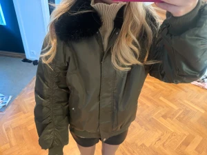 Jacka med fluff - Säljer denna såååå snygga jacka wowsiiii❤️❤️❤️