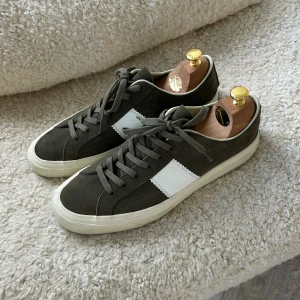Tom Ford cambridge skor  - Tom Ford Cambridge sneakers | Färg: Army Green | Storlek: orginal storlek 43, Tom Ford tenderar att ha ungefär en halv storlek större 44/43,5 | Retail pris: ~ 10 000kr  | Skick: 9/10 | Sällsynt färg | Skriv om minsta funderingar | 