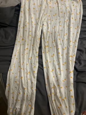 White pajamas pants  - Vita pyjamas byxor i bra kondition. Helt nya, har haft på 1-2 gånger förut. 