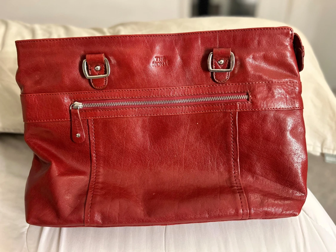 Röd axelväska från The Monte i skinn