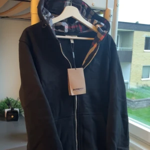 Svart burberry kofta hoodie zip - Helt ny burberry zip. Fick som present fast den passformen är för lite för mig. Använd 1 gång för testa storleken. Priset kan diskuteras och bli billigare genom snabbaffär.