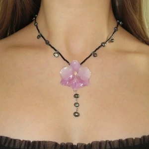 Real orchid flower necklace, handmade  - Handmade with a real phalaenosis orchid, dried and preserved in resin. Stainless steel & freshwater pearls. Length 40 (+ 4) cm. Every design I create is unique so each necklace is truly one of a kind. Keep in mind to handle the orchid with care <3