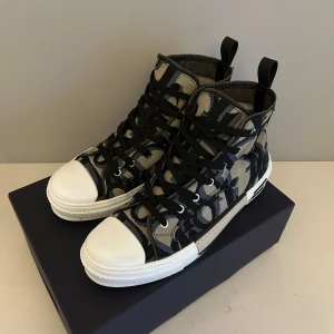 Dior skor herr - Dior skor herr i storlek 44, mycket fint skick, allt og medföljer, priset kan diskuteras vid snabb affär så kom gärna med bud 