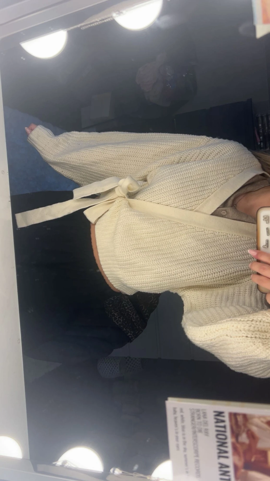 Beige stickad omlottkofta med knyt