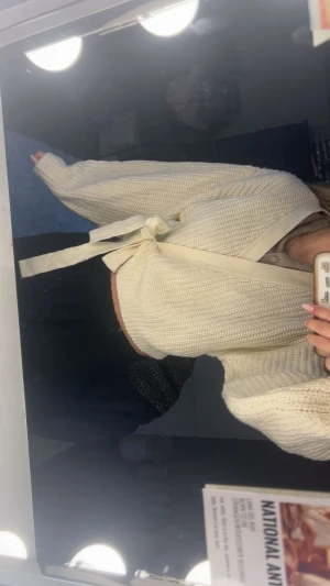 Beige stickad omlottkofta med knyt - Supermysig beige stickad kofta med omlottmodell och knytband i midjan. Super mysig och varm! Storlek S men sitter som en xs