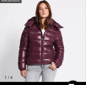  pufferjacka röd - Säljer en snygg röd pufferjacka med glansig finish och huva. Jackan har dragkedja framtill, två fickor med dragkedja och quiltad design. Perfekt för kalla dagar och ger en cool vibe till din outfit. Oanvänd så säljer för nästan ny pris! Från lager