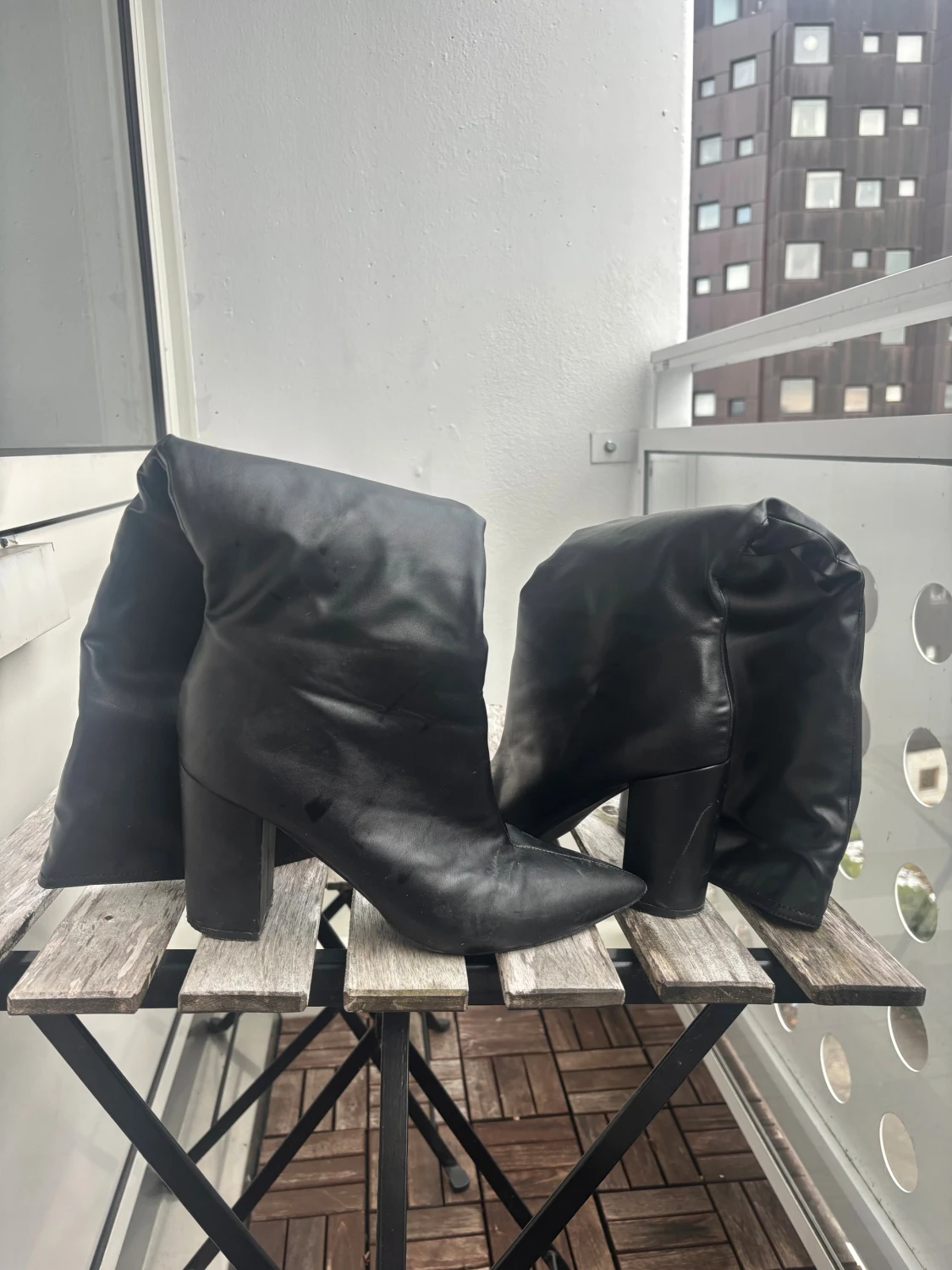 Svarta knähöga boots med klack