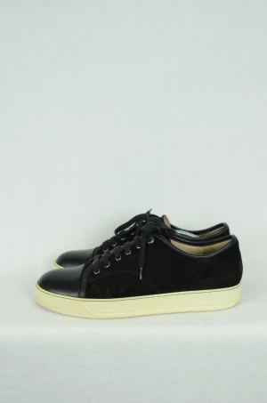 Lanvin cap toe sneakers  - LANVIN CAP TOE SNEAKER MATT  Storlek : UK8  Passform : Passar 43  Användning : Skorna är i ett fint skick utan tydliga defekter  Nypris : Cirka 4000SEK