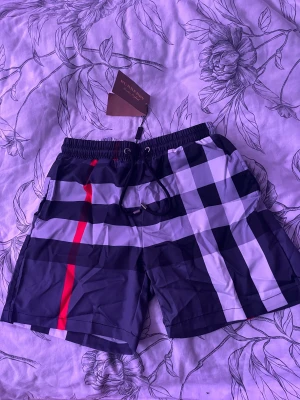 Burberry - Shorts - Säljer ett par burberry shorts kan även användas som bad byxor helt nya och oanvänd 
