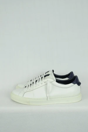 Givenchy sneakers  - GIVENCHY SNEAKERS  Storlek : 43  Passform : Passar   Användning : Skorna är i ett fint skick utan tydliga defekter  Nypris : Cirka 5500SEK