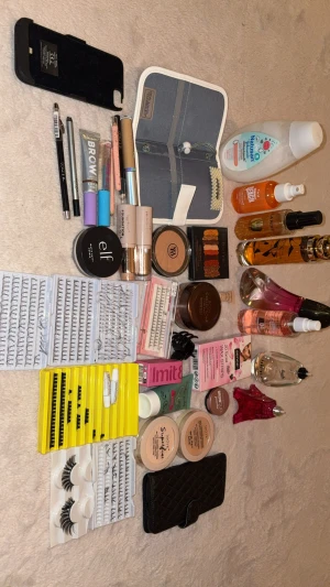 Stort sminkpaket med borstar och fransar - Säljer ett sminkpaket med foundation, concealer, bronzer, pressed powder, ögonskuggspalett i varma toner, ögonbrynspenna, brow gel, eyeliner, primer, sminkborstar i fodral, och mängder av lösögonfransar i olika stilar. Flera produkter från Technic och e.l.f. ingår, samt borstar från Real Techniques. Säljer allt detta för 450kr för kommer inte till användning kommer även me en bluetooth laddare med högtalare till iPhone vissa grejer är helt oöppnade finns me i bilden 