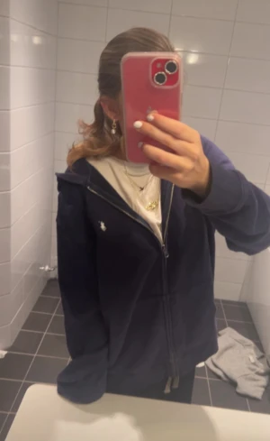Mörkblå fziphoodie från Polo Ralph Lauren - Säljer en ziphoodie från polo Ralph lauren i jätte bra skick. Inte så använd och köpt för 1200 men jag säljer för 420 pga måste få såld imon kort för har behov av pengar och tröjan är inte i min storlek. Det är i ungdomsstorlek XL de står (18-20) men jag bär vanligtvis XS-S och ni ser hur tröjan ser ut på mig. Hör gärna av er vid frågor☺️