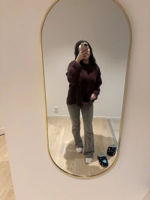 Grå bootcut jeans från Perfect Jeans - Säljer ett par gråa bootcut jeans från Perfect Jeans i storlek 36. Jeansen har klassisk femficksdesign, dragkedja och knapp framtill samt bälteshällor. Snygg passform med lite utsvängda ben och normal midja. Perfekta till en avslappnad och trendig look. 