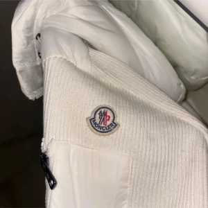 Vit Moncler pufferjacka med huva - Säljer denna vita cardiganen från Moncler. Inga som helst synliga defekter men inget kvitto därav priset. Köpt här på plick och jag har bara använt den 2-3 ggr. Bara o skriva om du har funderingar😃