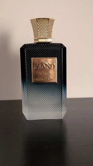 Island Dreams by Khadlaj - Island Dreams från Khadlaj – en parfym med exklusiv känsla och snygg design. Perfekt för dig som vill sticka ut med något unikt och trendigt. Flaskans detaljer ger en lyxig vibe som passar unga med stil. C 95 ml kvar 