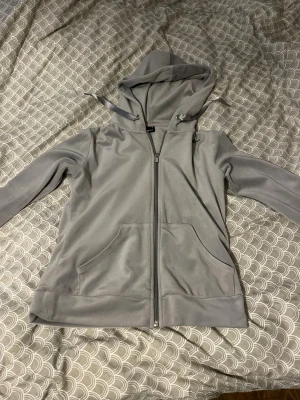 Ljusgrå zip hoodie från Gina Tricot XS - Jätteskön kofta från Gina i xs. Knappt använd. Säljs då den inte kommer till användning.
