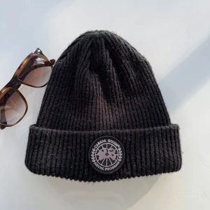 Canada Goose Mössa - Tja, säljer denna Canada Goose mössa! Perfekt nu till kallare tider. Tjockt tyg så den håller en varm vid minus grader! Con: 9/10 Nypris ca 3000kr, priset kan diskuteras