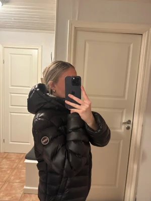 Svart dunjacka från Colmar - Jätte snygg och varm jacka! Köpte förra året på plick och använde den vintern. Skulle säga att det passar S/M. Sitter även ganska bra på mig som är xs (lite oversize). Lite sminkfläckar på kragen (se bild) annars fint skick! Bara skriva för mer bilder eller frågor. Pris kan diskuteras vid snabb affär!