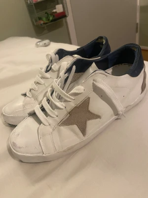 Vita golden goose - Riktigt slitna men funkar fortfarande galant! Sköna golden goose skor i stl41. Ingen låda!
