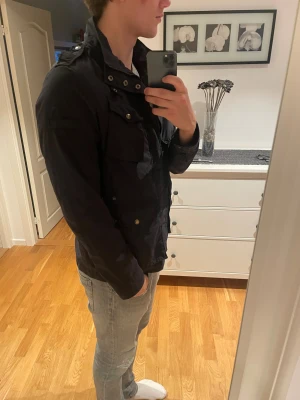 Woolrich jacka  - säljer nu min woolrich jacka för den har blivit för liten. Jackan är i grymt skick.Nypris ligger runt 4500 kr.  Hör gärna av er kring funderingar! 