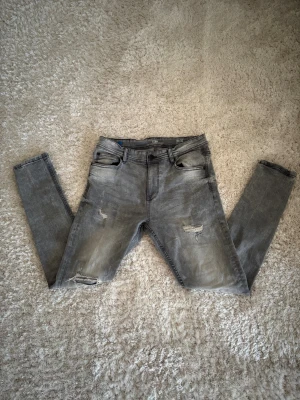 FSBN Jeans - Slim fit   - Ett par snygga Jean från FSBN i storlek 32/32, jeansen i sig är i väldigt bra skick då det de har omhändertagits väll. Vid enkel affär kan priset diskuteras!