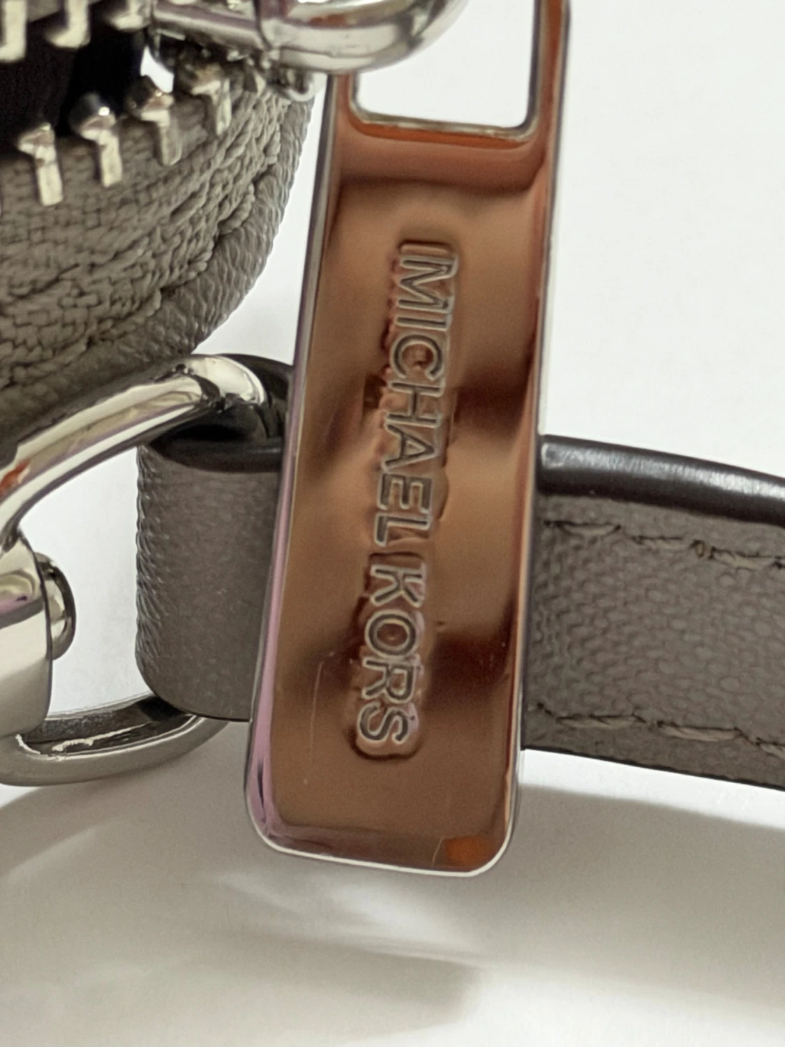 Grå axelväska med nitar från Michael Kors - 2