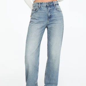 Pull & bear jeans - Säljer dessa jeans från Pull & Bear. De är rak i modellen och har en ljusblå tvätt. Storlek 36. Använd fåtal gånger.