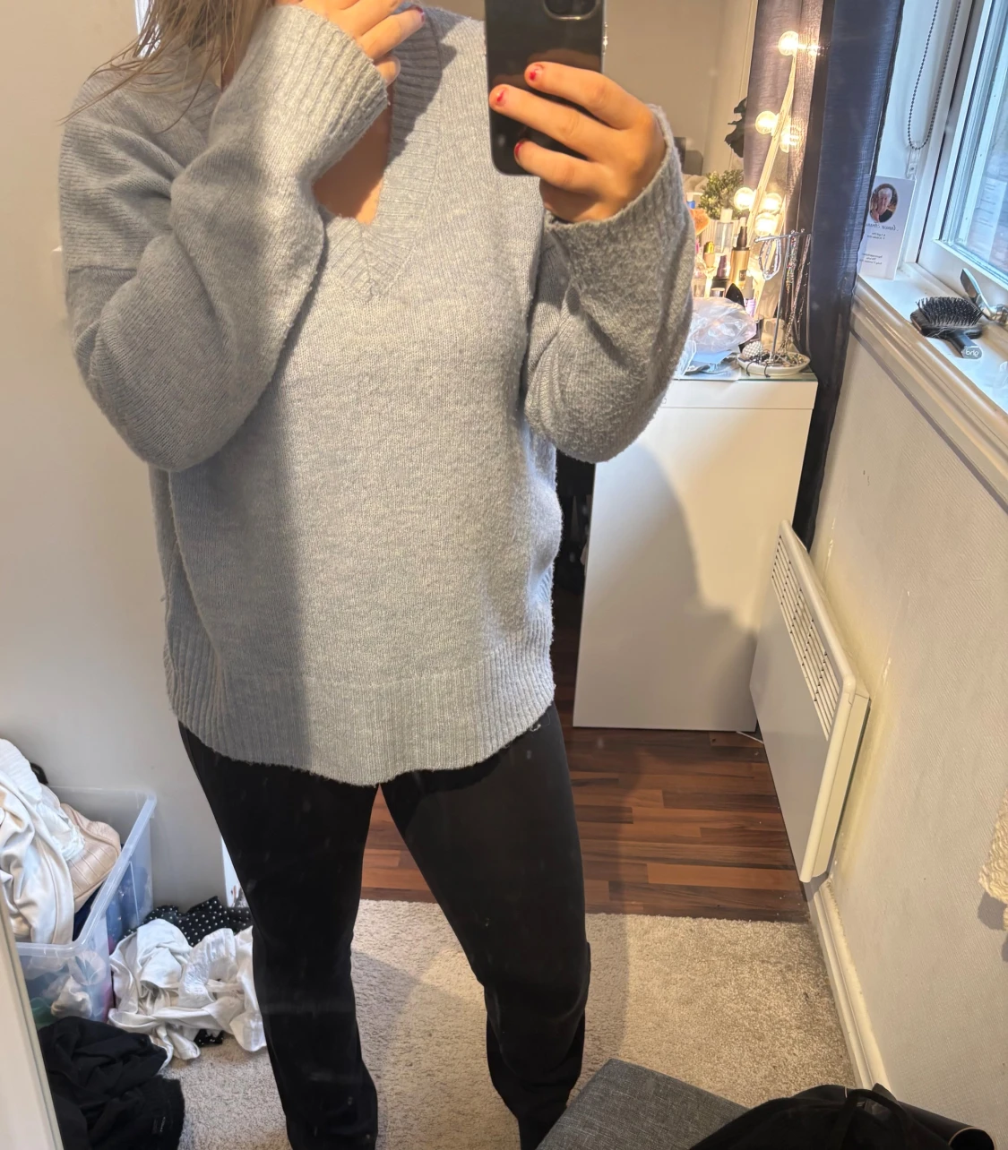 Ljusgrå stickad v-ringad tröja - 1