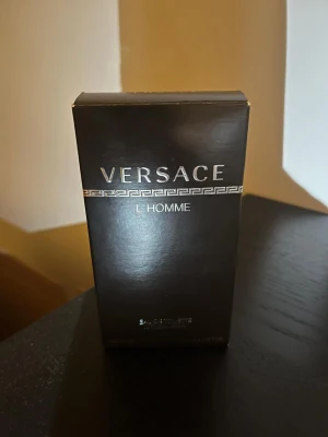 Versace L'Homme Eau de Toilette - Versace L'Homme Eau de Toilette, 100 ml. Aldrig använt, bara testat. Pris kan diskuteras!