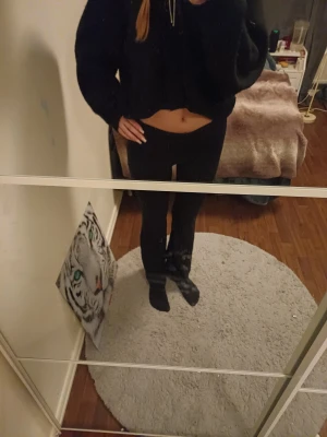 Svarta bootcut byxor med stretch - Säljer ett par svarta bootcut byxor med tight passform upptill och utsvängda ben. Byxorna är lågmidjat och högmidjat, man kan vika ner dom. Det står ingen storlek men det är typ s/m jag har s o vanligaste och dom passar mig med dom är så stressiga så om man har m kan man också ha dom ❤️