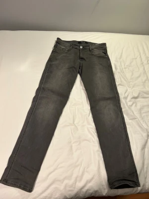 Replay Anbass jeans - Säljer ett par as feta Replay Anbass jeans i storlek 29/30. Inga defekter alls. Nyskick. Hör av er vid minsta fundering! Priset ej hugget i sten!