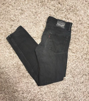Levi's Jeans - Tja, säljer nu ett par svarta Levi's jeans. Jeansen är i bra skick och i storlek W30 L 30. Vid frågor eller funderingar är det bara att höra av sig!