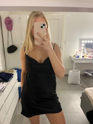 Svart klänning - Super snygg svart klänning, aldrig använd💕