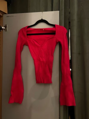 Ribbad rosa croppad långärmad topp - Säljer en snygg ribbad rosa topp med lång ärm och croppad passform. 