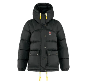 Svart pufferjacka från Fjällräven 💕 - Säljer en svart pufferjacka från Fjällräven med gul snörning och huva. Storleken är XXS. Jackan är ungefär 5 år gammal men knappast använd så den är precis som ny ! Säljer för 5000kr då den är köpt för cirka 7000kr och kan inte gå lägre, pris kan diskuteras vid snabbt köp 💕 hör av er vid frågor o om ni intresserade! 💕💋