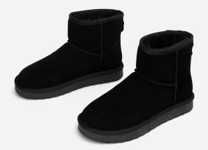 Svarta boots i mocka med platt sula - Svarta boots med rund tå och platt sula, tillverkade i mjuk mocka med fluffigt foder på insidan. Perfekta för kalla dagar och har en enkel, stilren design som passar till det mesta. Skorna är midhöga och har en klassisk siluett. Använda förra vinter och väljer nu att sälja dessa då jag fick ett par nya sätt dessa står bara i hallen