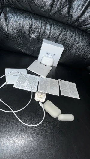 AirPods Pro 2 - Dem är sparsamt använda. Allt funkar men inte noice cancellation. Skriv om du har en fråga. Pris kan diskuteras vid snabb affär.