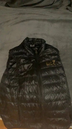 EA7 Väst  - Säljer en EA7/Armani väst i storlek Medium. Har inte använts jättemycket och den är i väldigt bra skick 👍 