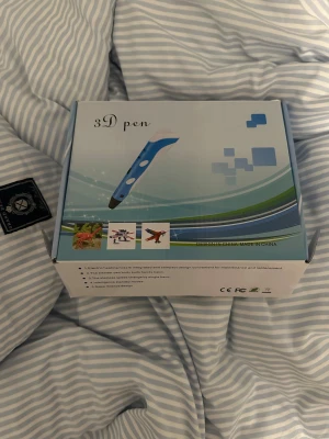 3D Penna - Skapa fantastiska 3D-modeller med denna 3D-penna! Produkten är i nyskick och levereras komplett med tillbehör och strömadapter. Perfekt för kreativa projekt, hobby och utbildning. Enkel att använda med steglös hastighetskontroll och tyst drift. Inga synliga defekter eller slitage.