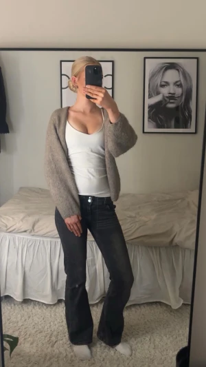 Gråa bootcut jeans med låg midja - Säljer ett par svarta jeans med snygg bootcut och låg midja.💕 Jeansen har klassiska fem fickor, silverfärgade knappar och en cool tvättad look. materialet är robust denim som sitter skönt. Perfekt till sneakers eller boots. 1