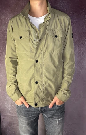 J.lindeberg bailey fieldjacket - Mycket fint skick | Size M (modellen är 187cm 73kg) | fraktar spårbart inom 24 timmar | för att köpa klicka ”köp nu” | vid frågor eller funderingar skriv en meddelande | följare får bättre rabatter🙌