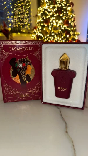 Casamorati Italica EdP 30ml - Säljer denna parfym från Xerjoff, Casamorati Italica 30ml. Har endast sprayat 1–2 gånger för att dofta på den. Köptes nyligen från Parfym.se för 1380 kr.