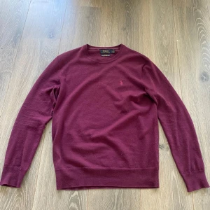 Vinröd merinoullströja från Polo Ralph Lauren - Säljer en vinröd långärmad tröja från Ralph Lauren. Slim fit-modell, strl S, knappt använd 