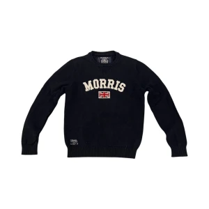  stickad Morris tröja  - En Stickad Morris tröja i storleken L✅ Skick8,5/10 sparsamt använd✅ Passform regular✅ Pris: 349✅ Skriv vid minsta fråga ✅