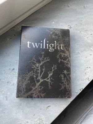 Twilight DVD  - Två twilight dvd-skivor i ett fodral. Vet ej om skivorna fungerar, men perfekt som dekoration eller samlarobjekt. Slitet skick på kartongfodralet💕